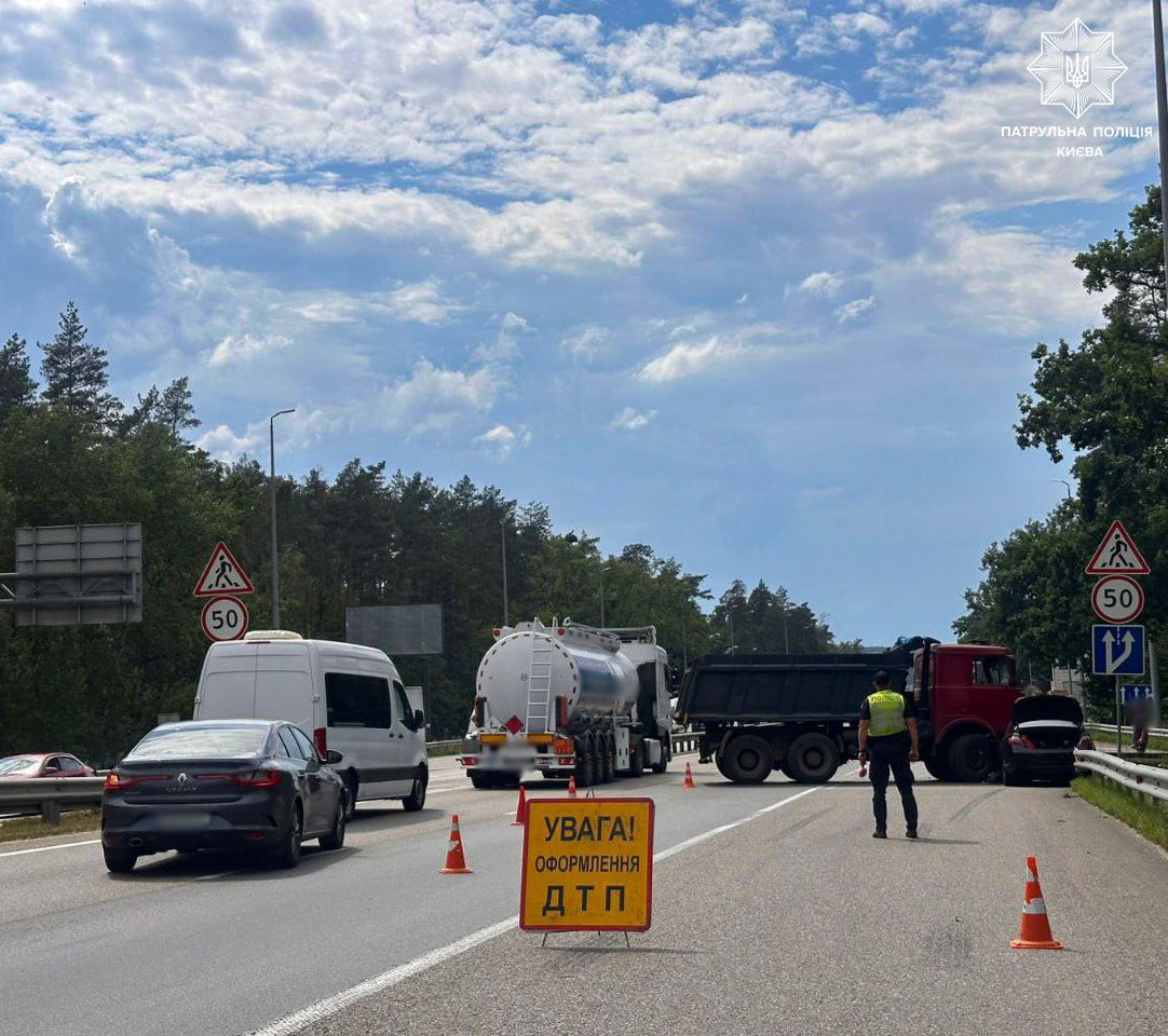 KyivOperativ's tweet image. ‼️ До уваги учасників дорожнього руху
🚧 У зв’язку з ДТП на шосе Берестейському, рух транспорту ускладнений в напрямку виїзду з міста.
Патрульні дбають про безпеку та регулюють дорожній рух.
Врахуйте цю інформацію під час планування маршруту своєї поїздки!