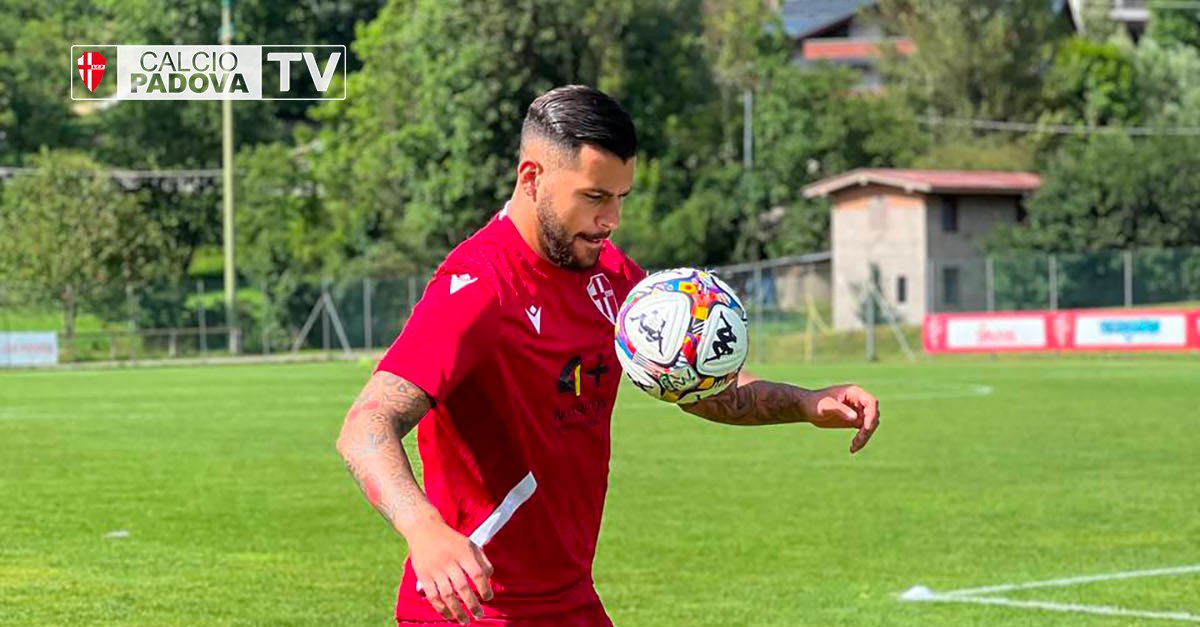 Presentazione Christian Pastina: “Ho grande voglia di rivalsa, ringrazio Mister Andreoletti. Ho trovato un gruppo di bravi ragazzi e gran lavoratori. Tra i giovani mi hanno impressionato Fortin e Bacci” padovacalcio.it/presentazione-…