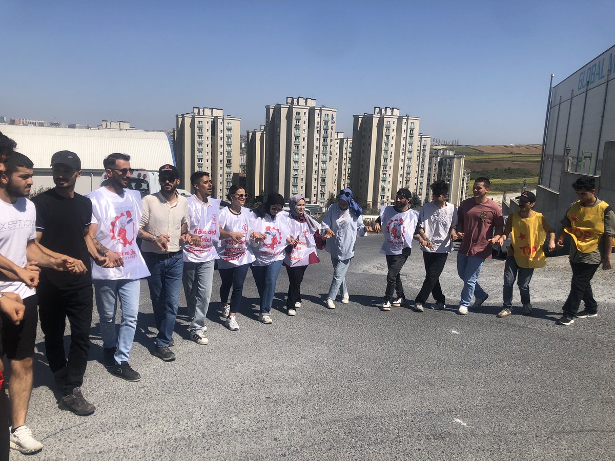 tkubilaycelik's tweet image. Üç gündür direnen Hepsijet depo işçileri ile omuz omuzayız.
Kötü çalışma koşulları, hijyenik olmayan çalışma mekanı, düşük ücretleri kabul etmeyip ekmekleri ve onurları için mücadele ediyoruz.
Direnen işçiler kazanır!
@HepsiJetisci @ekmekveonur