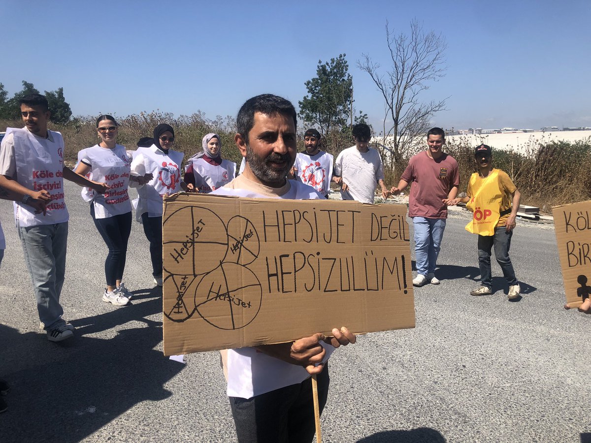 tkubilaycelik's tweet image. Üç gündür direnen Hepsijet depo işçileri ile omuz omuzayız.
Kötü çalışma koşulları, hijyenik olmayan çalışma mekanı, düşük ücretleri kabul etmeyip ekmekleri ve onurları için mücadele ediyoruz.
Direnen işçiler kazanır!
@HepsiJetisci @ekmekveonur