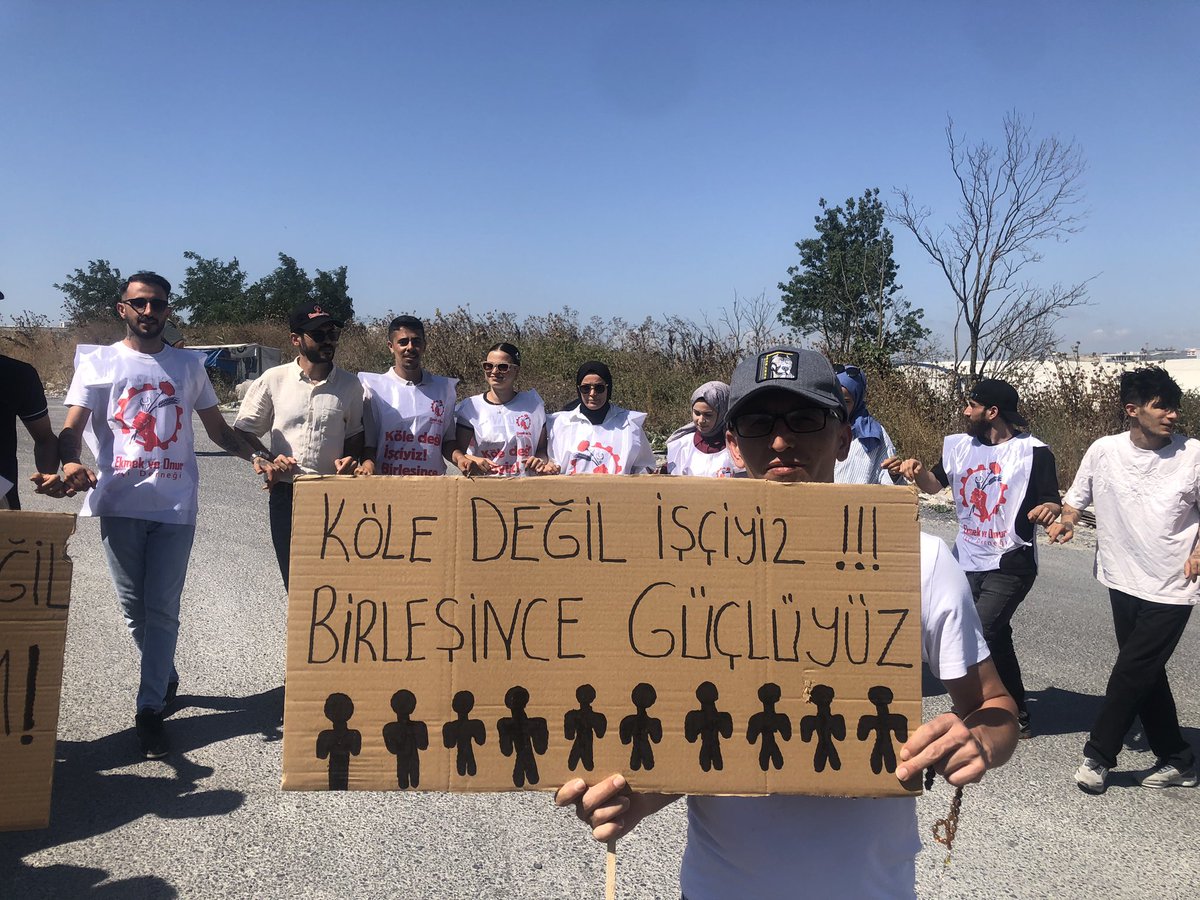tkubilaycelik's tweet image. Üç gündür direnen Hepsijet depo işçileri ile omuz omuzayız.
Kötü çalışma koşulları, hijyenik olmayan çalışma mekanı, düşük ücretleri kabul etmeyip ekmekleri ve onurları için mücadele ediyoruz.
Direnen işçiler kazanır!
@HepsiJetisci @ekmekveonur