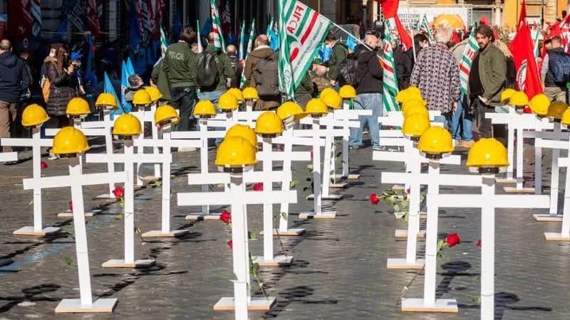 pleporace's tweet image. Piango anche l’operaio di 60 anni morto schiacciato da un muletto. a Bagnolo Mella in provincia di #Brescia all'interno di un cantiere.
Non bastava la strage del Vomero a Napoli. Nord e Sud uniti dalle morti sul lavoro.