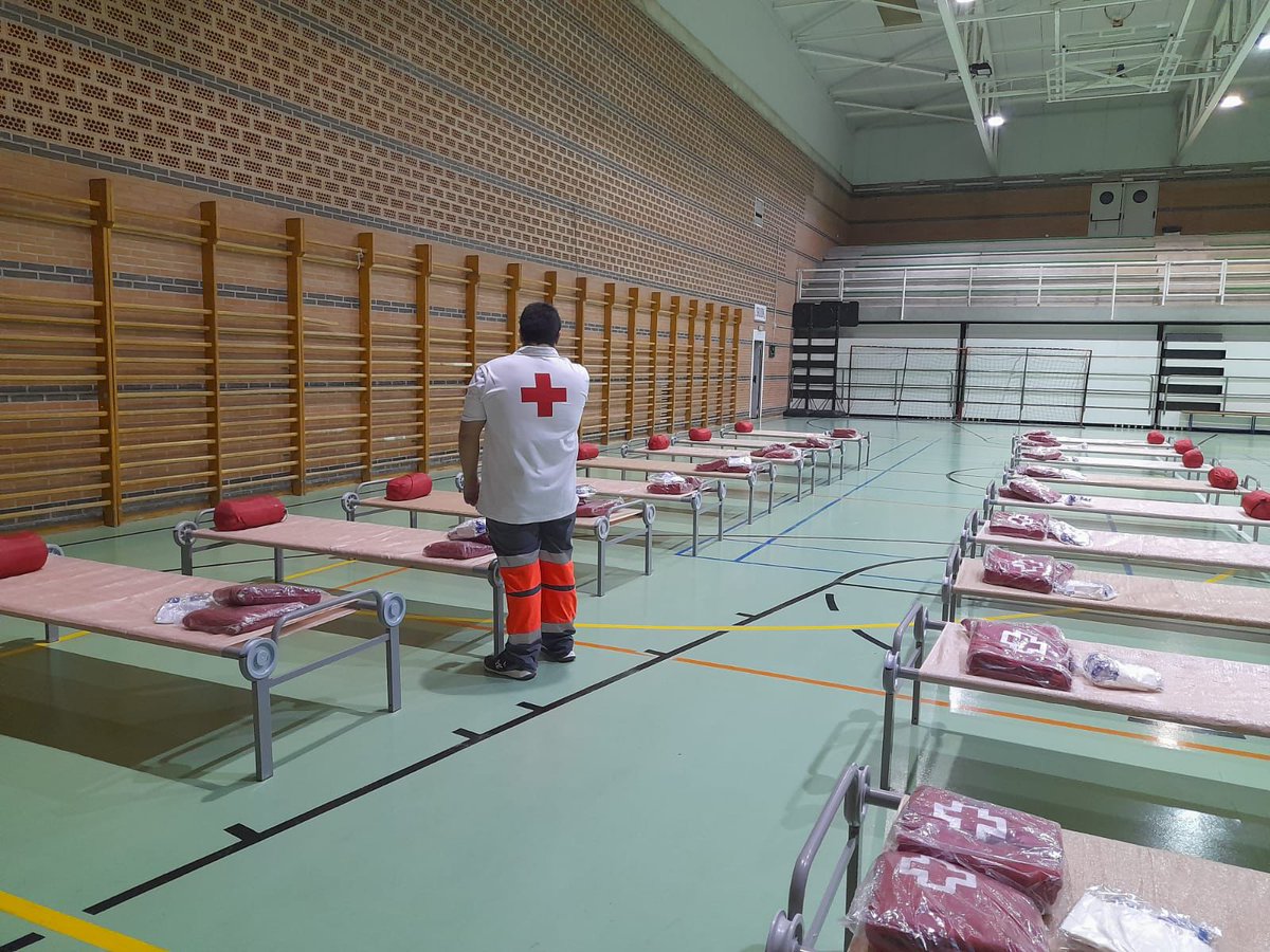 CruzRojaRMurcia's tweet image. A petición de @AytodeCaravaca esta noche hemos habilitado el pabellón Juan Antonio Corbalán con camas, mantas, sacos de dormir y kits de higiene para atender a las personas víctimas de la intensa tormenta de granizo sufrida #EmergenciasCruzRoja #PlanINUNMUR