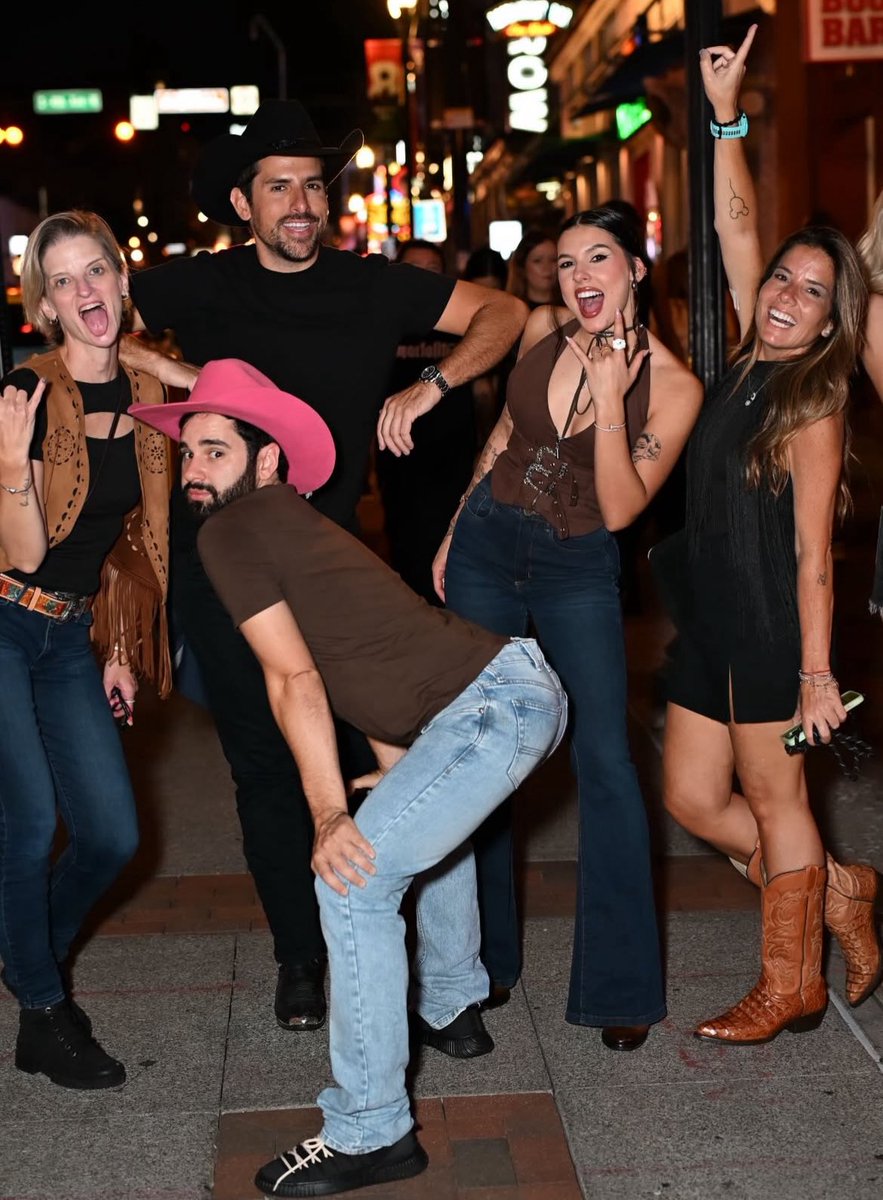 infoanacastela's tweet image. Ana Castela e amigos na Broadway, o centro da cena country de Nashville. 🤠
