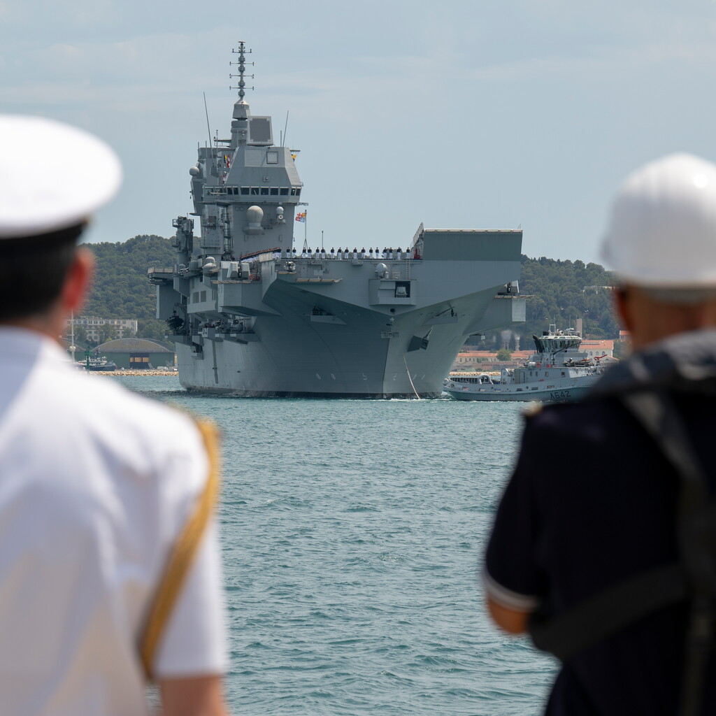 Cecmed_Off's tweet image. Du 23 au 26 juillet 2025, le porte-aéronefs italien 🇮🇹 « Trieste » est en escale dans la base navale de @villedeToulon.
1ère étape pour la campagne de formation des élèves officiers avec à son bord 146 élèves.
Le VAE Lucas @cecmed_off s’est rendu à bord pour les accueillir.