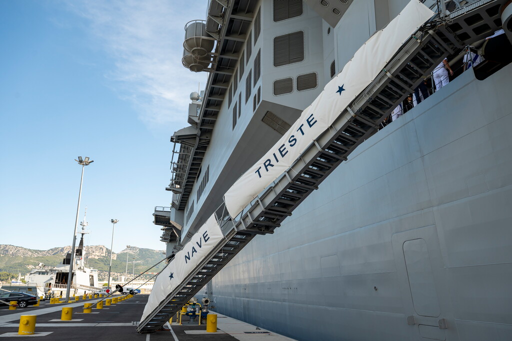 Cecmed_Off's tweet image. Du 23 au 26 juillet 2025, le porte-aéronefs italien 🇮🇹 « Trieste » est en escale dans la base navale de @villedeToulon.
1ère étape pour la campagne de formation des élèves officiers avec à son bord 146 élèves.
Le VAE Lucas @cecmed_off s’est rendu à bord pour les accueillir.