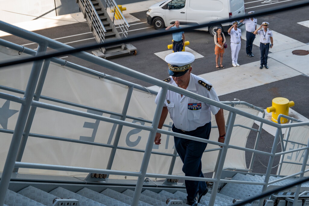 Cecmed_Off's tweet image. Du 23 au 26 juillet 2025, le porte-aéronefs italien 🇮🇹 « Trieste » est en escale dans la base navale de @villedeToulon.
1ère étape pour la campagne de formation des élèves officiers avec à son bord 146 élèves.
Le VAE Lucas @cecmed_off s’est rendu à bord pour les accueillir.