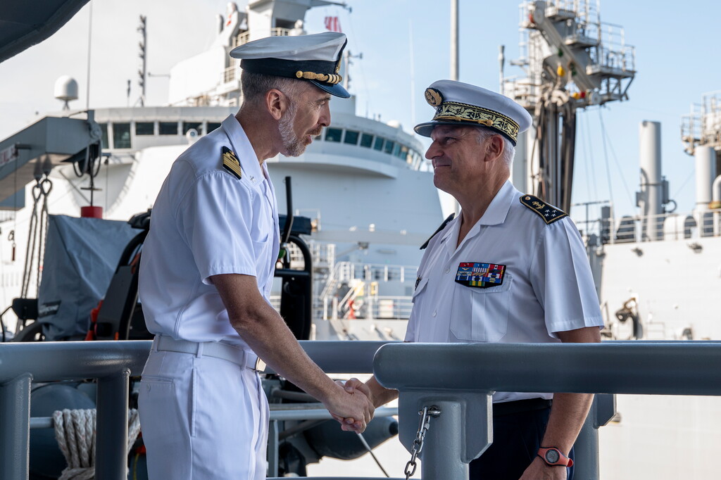 Cecmed_Off's tweet image. Du 23 au 26 juillet 2025, le porte-aéronefs italien 🇮🇹 « Trieste » est en escale dans la base navale de @villedeToulon.
1ère étape pour la campagne de formation des élèves officiers avec à son bord 146 élèves.
Le VAE Lucas @cecmed_off s’est rendu à bord pour les accueillir.