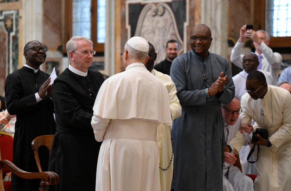 news_vaticano's tweet image. El Papa llama a formar discípulos y misioneros felices, arraigados en Cristo vaticannews.va/es/papa/news/2…