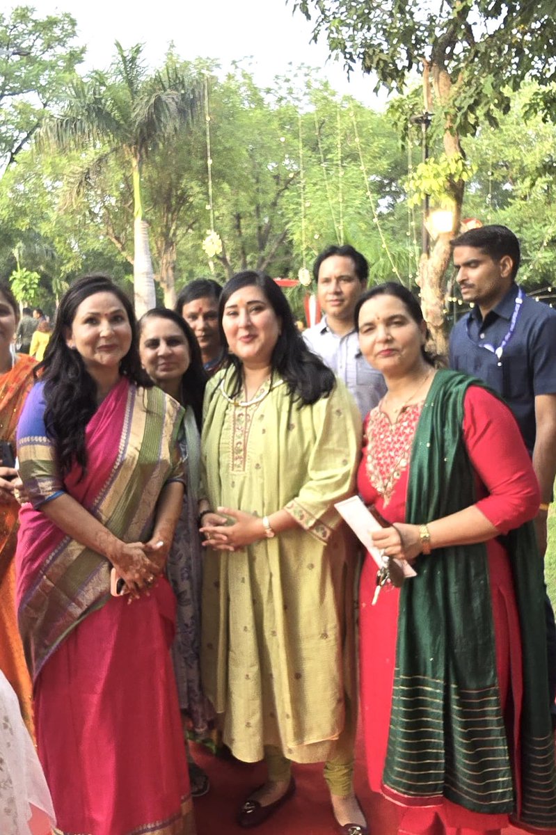 BansuriSwaraj's tweet photo. नई दिल्ली स्थित PSOI Club Lawns में NDMC की माननीय सदस्य श्रीमती @SaritaTomar14 जी द्वारा आयोजित तीज उत्सव में सम्मिलित हुई एवं उपस्थित अतिथियों को संबोधित किया । 

हरियाली तीज के इस उल्लासमय आयोजन में लोकगीतों, सांस्कृतिक प्रस्तुतियों एवं परंपरागत साज-सज्जा के माध्यम से हमारी लोकसंस्कृति की समृद्ध छटा अभिव्यक्त होती है।

इस अवसर पर  माननीय विधायक श्री @upadhyaysbjp जी भी साथ उपस्थित रहे । इस अनुपम उत्सव के लिए श्रीमती सरिता तोमर जी को हार्दिक बधाई। 

#TeejUtsav #NDMC
@BJP4India @BJP4Delhi