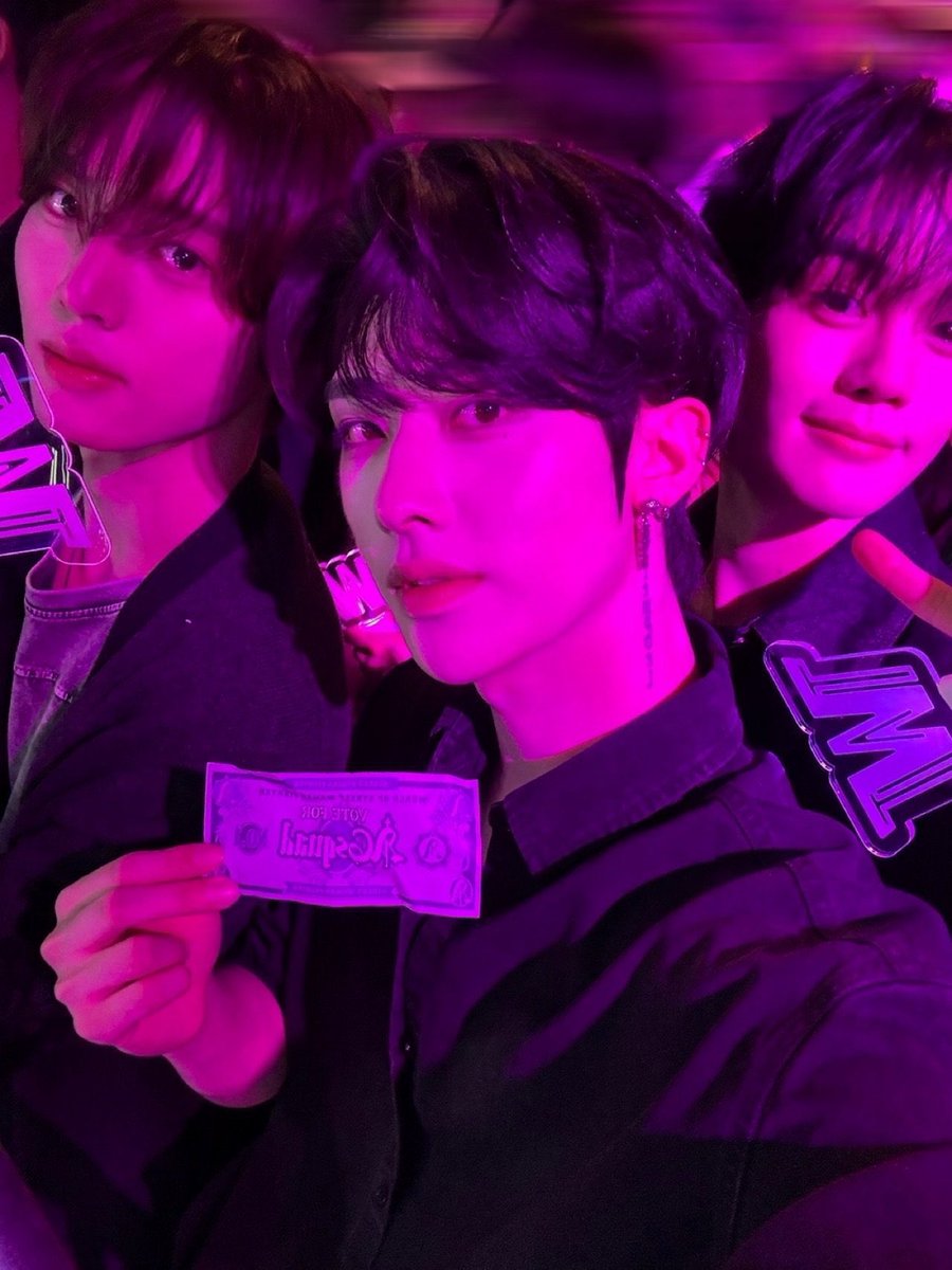 shimkcngz's tweet image. RICKY GYUVIN AND YUJIN SELCA 😭😭😭
