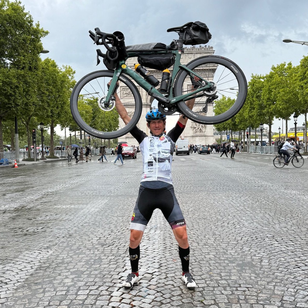 NESKUTEČNÝ BOREC.

Daniel Polman bez podpůrného týmu objel letošní #TourDeFrance2025 včetně přejezdů mezi jednotlivými etapami.

Za 19 dní a 7 hodin nakroutil 6 013 kilometrů (86 226 metrů převýšení), tj. 315 km/denně.