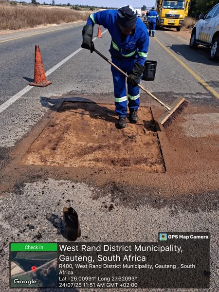GPDRT_'s tweet image. Our hardworking road maintenance teams in Krugersdorp District have been on the ground enhancing road safety and infrastructure, with fresh road markings completed in the Lufereng area.
The team was regravelling Road D2527 and D99 and tar-patching at Raatskraal and in Maropeng.