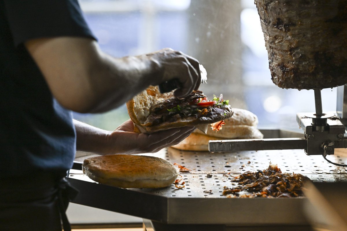 Euractiv_FR's tweet image. La #Turquie veut faire protéger son « döner kebab » par l’UE, au grand dam de l’#Allemagne: Berlin n&apos;est pas prêt à renoncer à son sandwich emblématique. 

The post La #Turquie veut faire protéger son « döner kebab » par l’UE, au grand dam de… dlvr.it/TM6C06