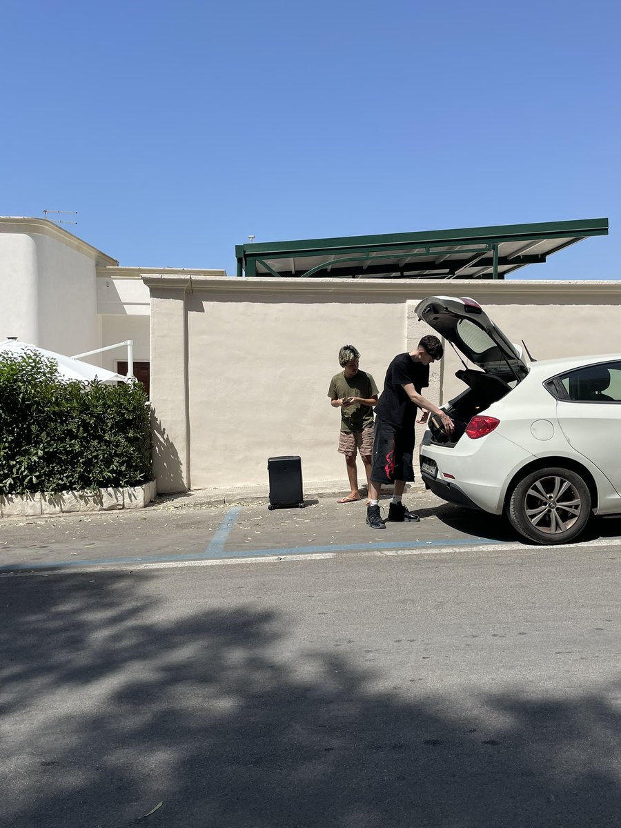 just spotted <a href="/AyarBaffo/">AyarBaffo</a> hanging out with a top 20 uefn creator in the southern Italy. What are they cooking? 🤔