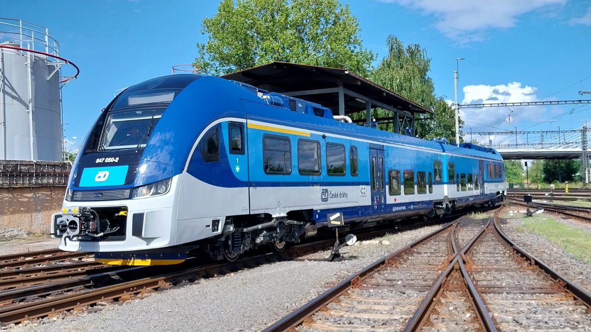 MKrapinec's tweet image. Startujeme druhý rok modernizace vlaků v Královéhradeckém kraji!
Převzali jsme první z letošních celkem 10 zbrusu nových motorových jednotek #RegioFox 🚆 🦊 , které zamíří na regionální tratě v @hkregion.
RegioFoxy už naši cestující v regionu velmi dobře znají a každý den s…