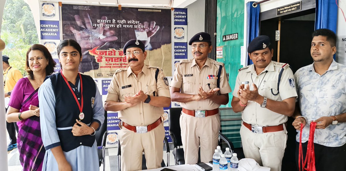 Umaria_SP's tweet image. "नशे से दूरी,है जरूरी" अभियान के तहत अति. पुलिस अधीक्षक उमरिया श्री सीताराम की उपस्थिति में सेंट्रल अकेडमी स्कूल उमरिया में नशा मुक्ति जागरूकता कार्यक्रम का आयोजन #नशे_से_दूरी_है_जरूरी
#SayNoToDrugs
#nashamuktmp
@DGP_MP
@ianuragIPS
@MPPoliceDeptt
@mohdept