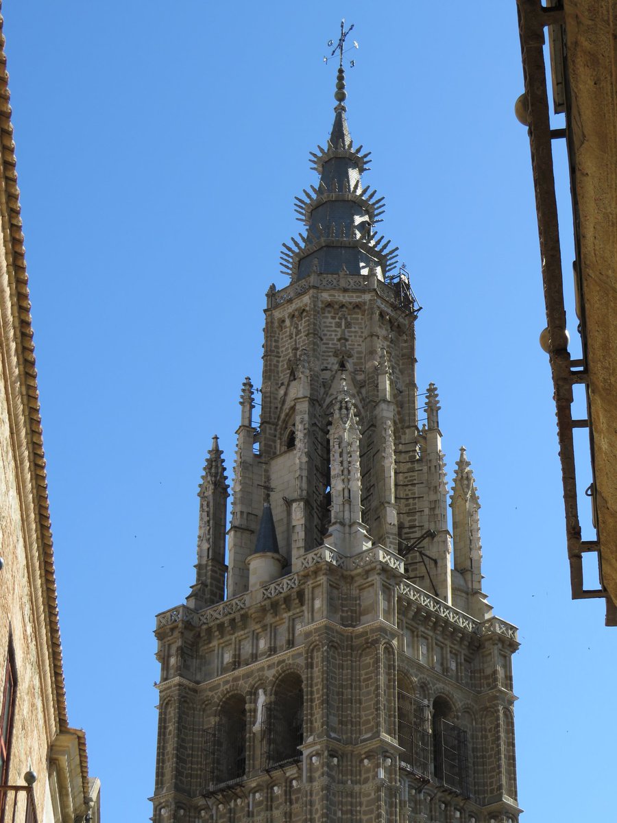 Una mirada atenta a los detalles de la Catedral Primada revela siglos de historia esculpidos en piedra. Cada capitel, cada bóveda, cada sombra es un eco del arte, la fe y el tiempo. Redescubrirla es escuchar el alma de la ciudad hablándonos en silencio. #Patrimonio #Historia
