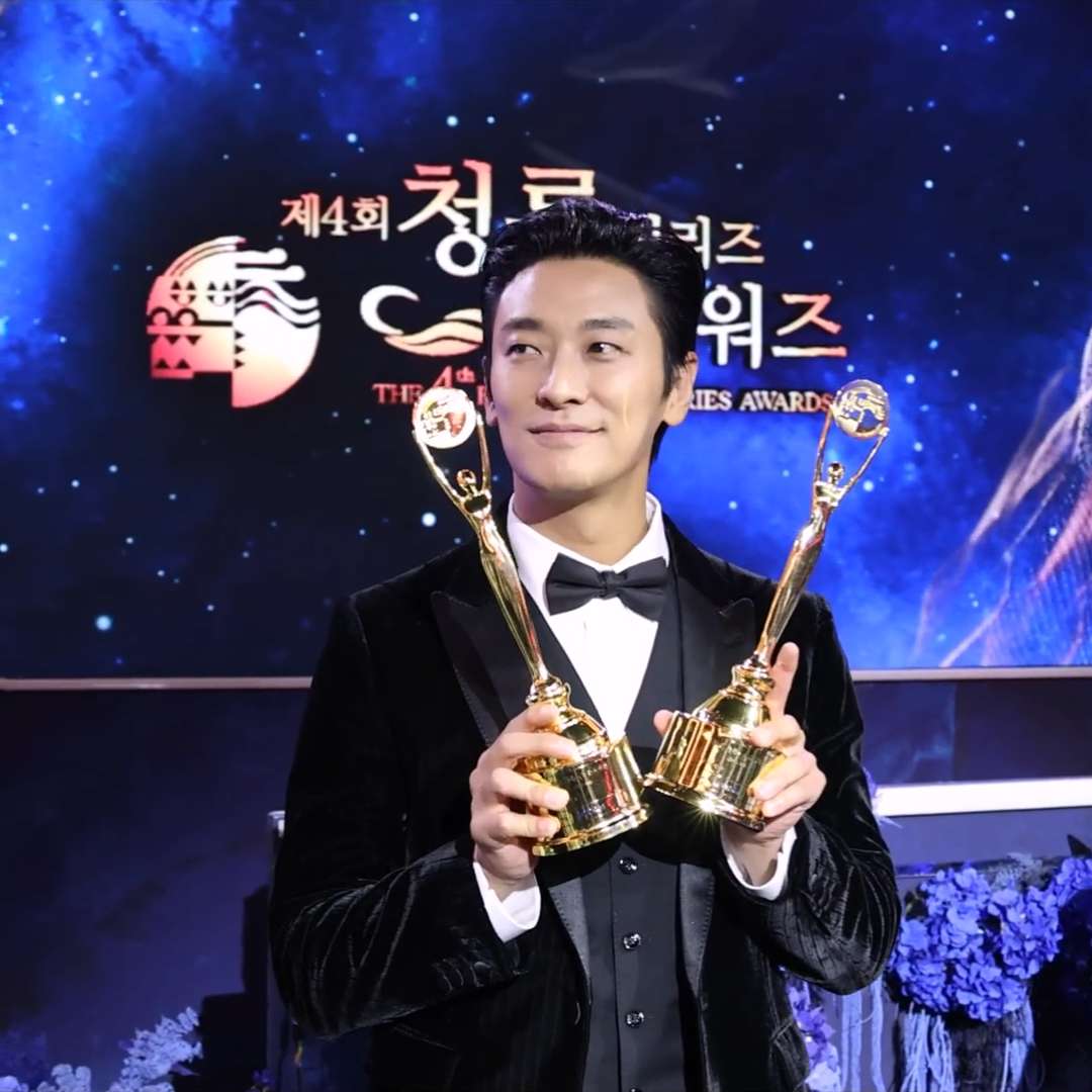 blackoutwith's tweet photo. 청룡 2관왕 🏆🏆✨️ https://t.co/8LzX8qKwIU