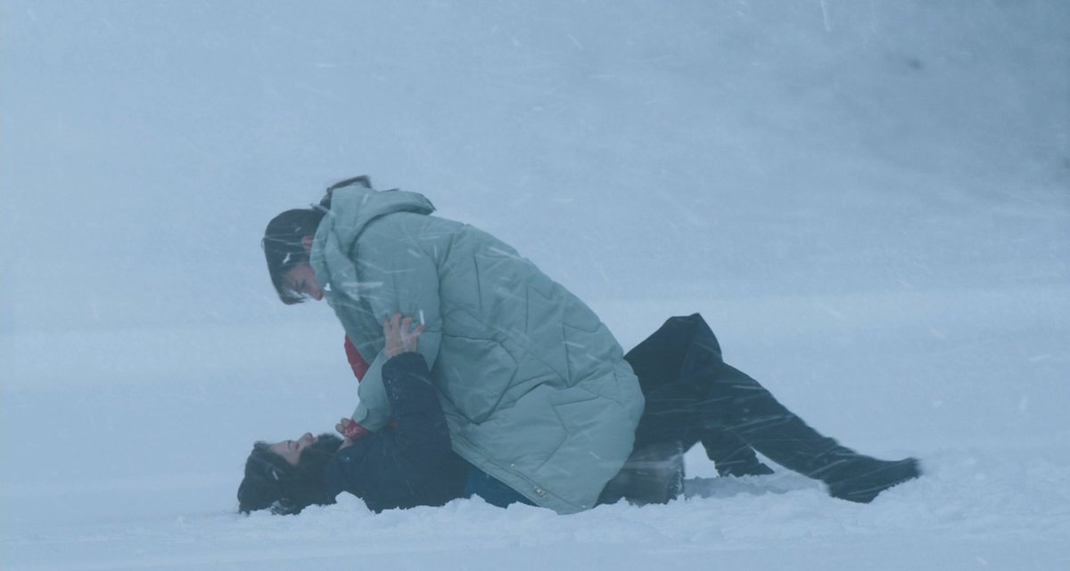 beaugosoo's tweet image. awww look two bestfriends playing in the snow 🥰❄️☃️