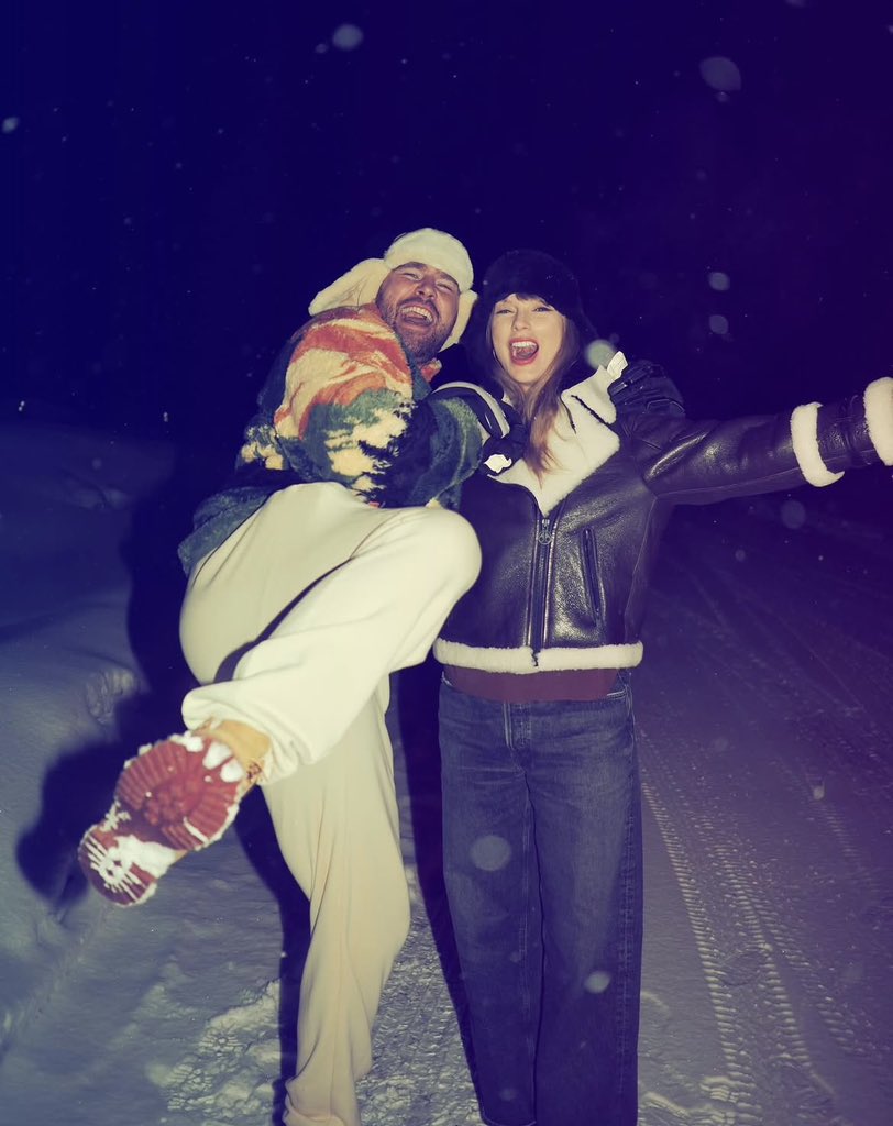 orvampire_17's tweet image. she smells snow