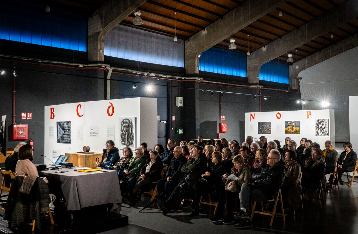 ApellcUrv's tweet photo. #TRANSVERS Fa un mes vam tancar una edició vibrant del festival de poesia de #Tarragona, amb gran resposta del públic i propostes poètiques molt potents.
Hem acostat la poesia contemporània al cor de la ciutat, posant en valor el patrimoni poètic català, tarragoní i jove.
Gràcies https://t.co/GdEMwicGuX