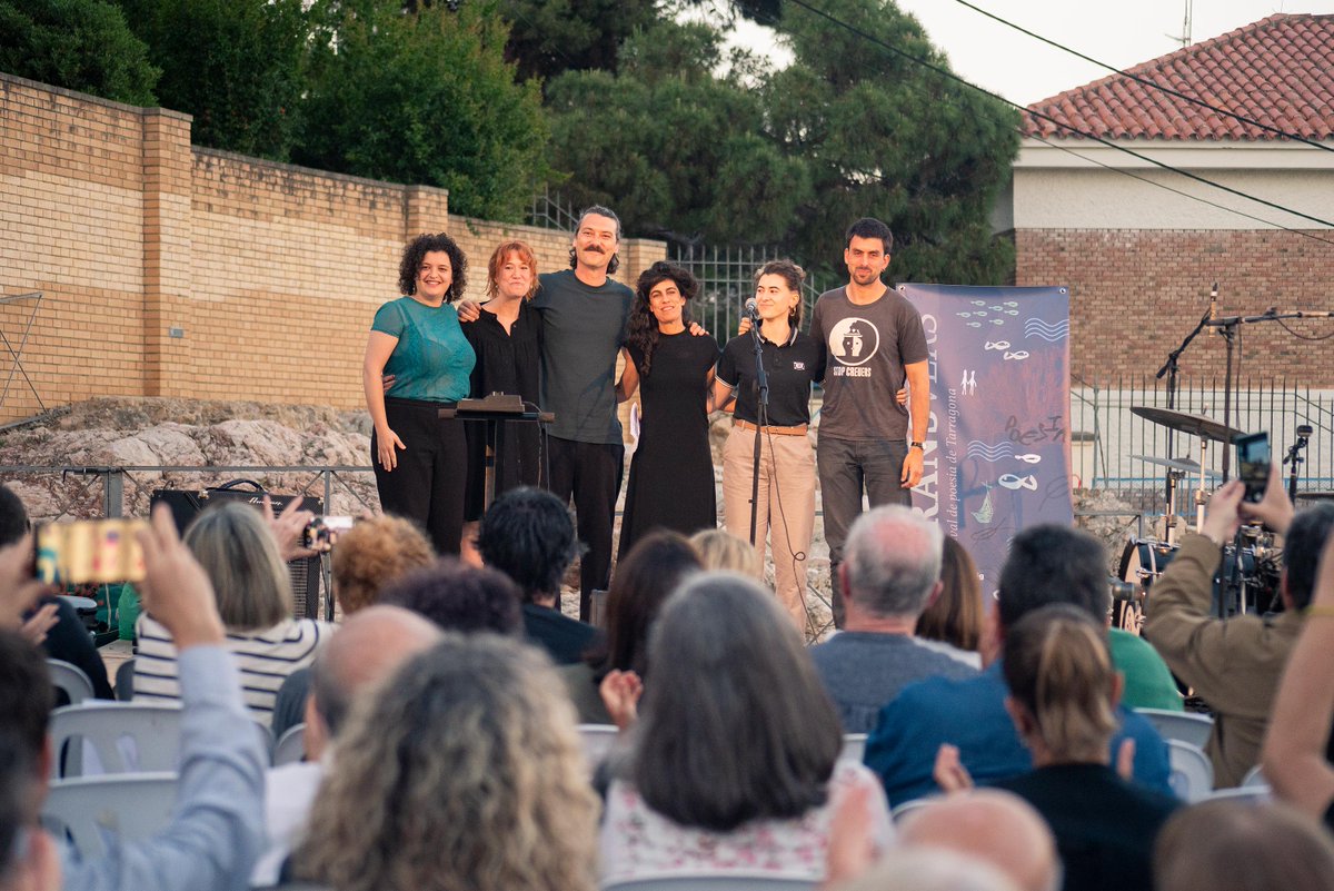 ApellcUrv's tweet photo. #TRANSVERS Fa un mes vam tancar una edició vibrant del festival de poesia de #Tarragona, amb gran resposta del públic i propostes poètiques molt potents.
Hem acostat la poesia contemporània al cor de la ciutat, posant en valor el patrimoni poètic català, tarragoní i jove.
Gràcies https://t.co/GdEMwicGuX