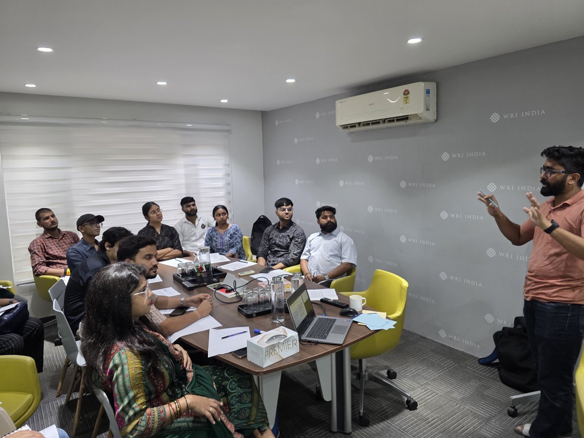Prajafoundation's tweet image. On 23.07.25, the Praja Foundation team in Delhi visited the WRI India office for a capacity-building session focused on key urban issues. The session covered critical aspects of road safety standards, road geometry design, and the ongoing air pollution challenges faced by Delhi.