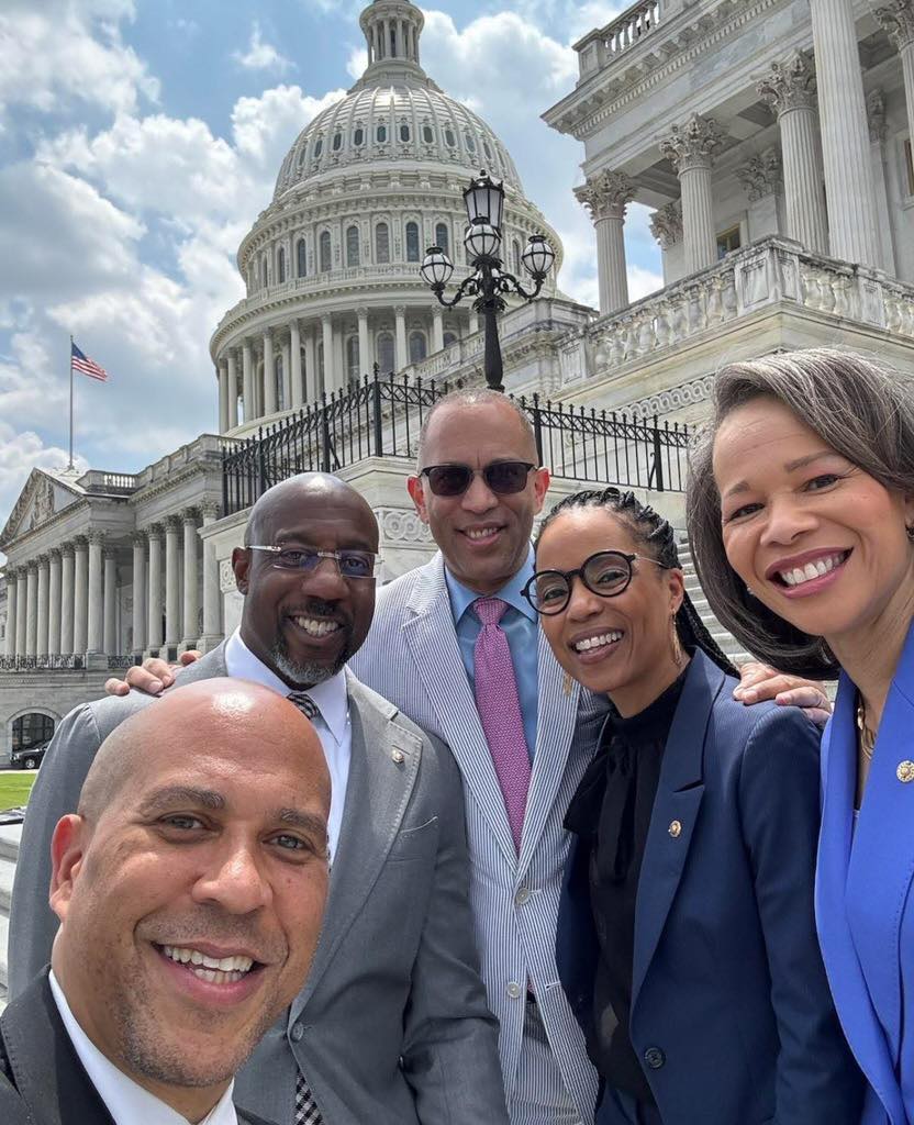 TrumpVVon's tweet image. Name this band