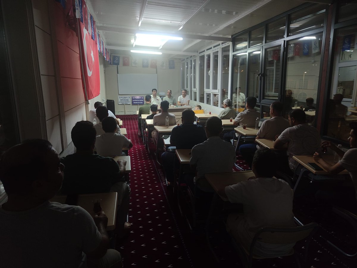 "MİLLİ GENÇLİK SOHBETLERİ" kapsamında derneğimizin bu haftaki konuşmacısı olan eğitim birim başkanımız Hamit KURT, değerli bilgilerini derneğimizde bizlerle paylaştı. Değerli bilgilerini bizlerle paylaşan Hamit KURT Başkanımıza çok teşekkür ederiz. Sohbetimize katılım sağlayan