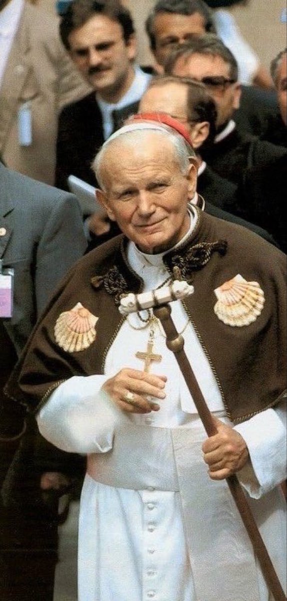 «Y al igual que Jesús llamó a Santiago y a los otros Apóstoles también nos llama a cada uno de nosotros. Cada uno de nosotros, aquí, en Santiago, tiene que entender y creer: «Dios me llama, Dios me envía». Desde la eternidad Dios ha pensado en nosotros y nos ha amado como