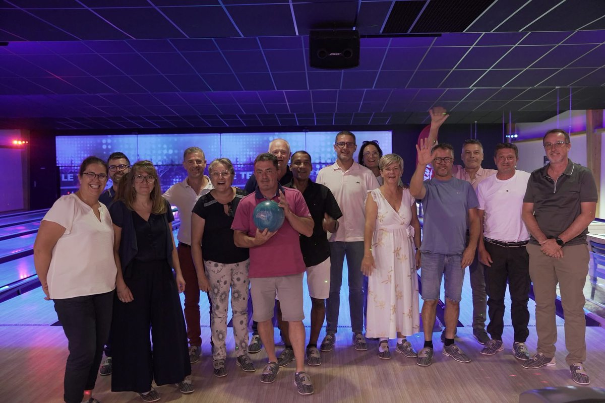 teqbowling's tweet photo. 🟠 Jeudi 24 juillet 2025 au @teqbowling
Un grand merci à toute l’équipe de @VMBois de la @villedelucon d’avoir choisi le Teq’ pour leur soirée d’entreprise ! 🍹🎳
Au programme : apéritif tapas convivial, rires partagés et tournoi de bowling endiablé 🥳 https://t.co/ZlVK1NqDYU