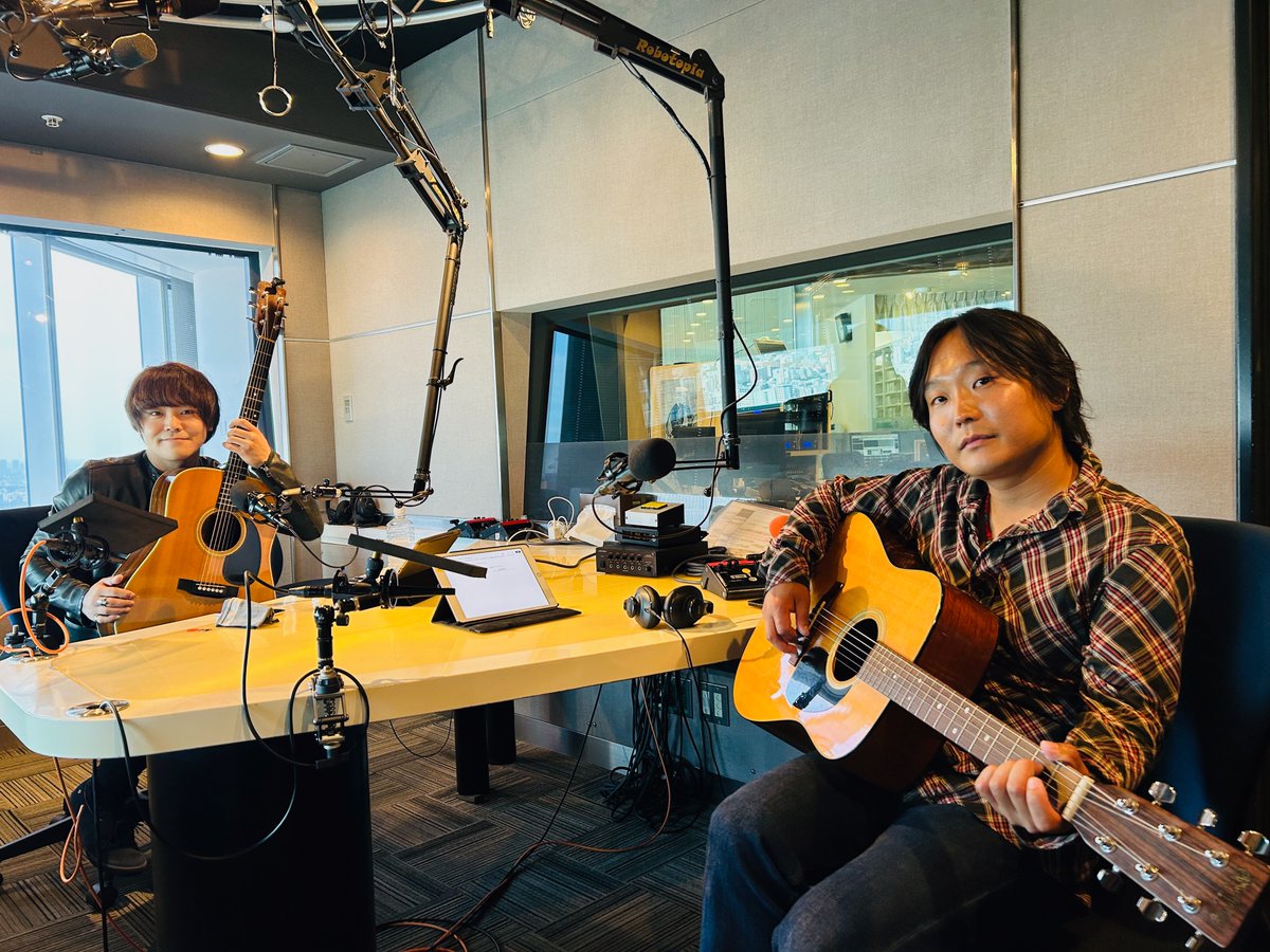 startline_813's tweet image. 【MARTIN GUITAR SOUND HOLE UNIVERSE】
🎼7月のマンスリーナビゲーターは
#SAHAJi(@SAHAJiOfficial)の
#西田蕉太郎 さん & #西田曜志朗 さん🎶
毎週、マーティンのアコースティックギターで1曲、
弾き語りしてくださいます🎸
#jwave #SL813 #guitar #MARTIN
@ShoutarouN @Ys_SAHAJi