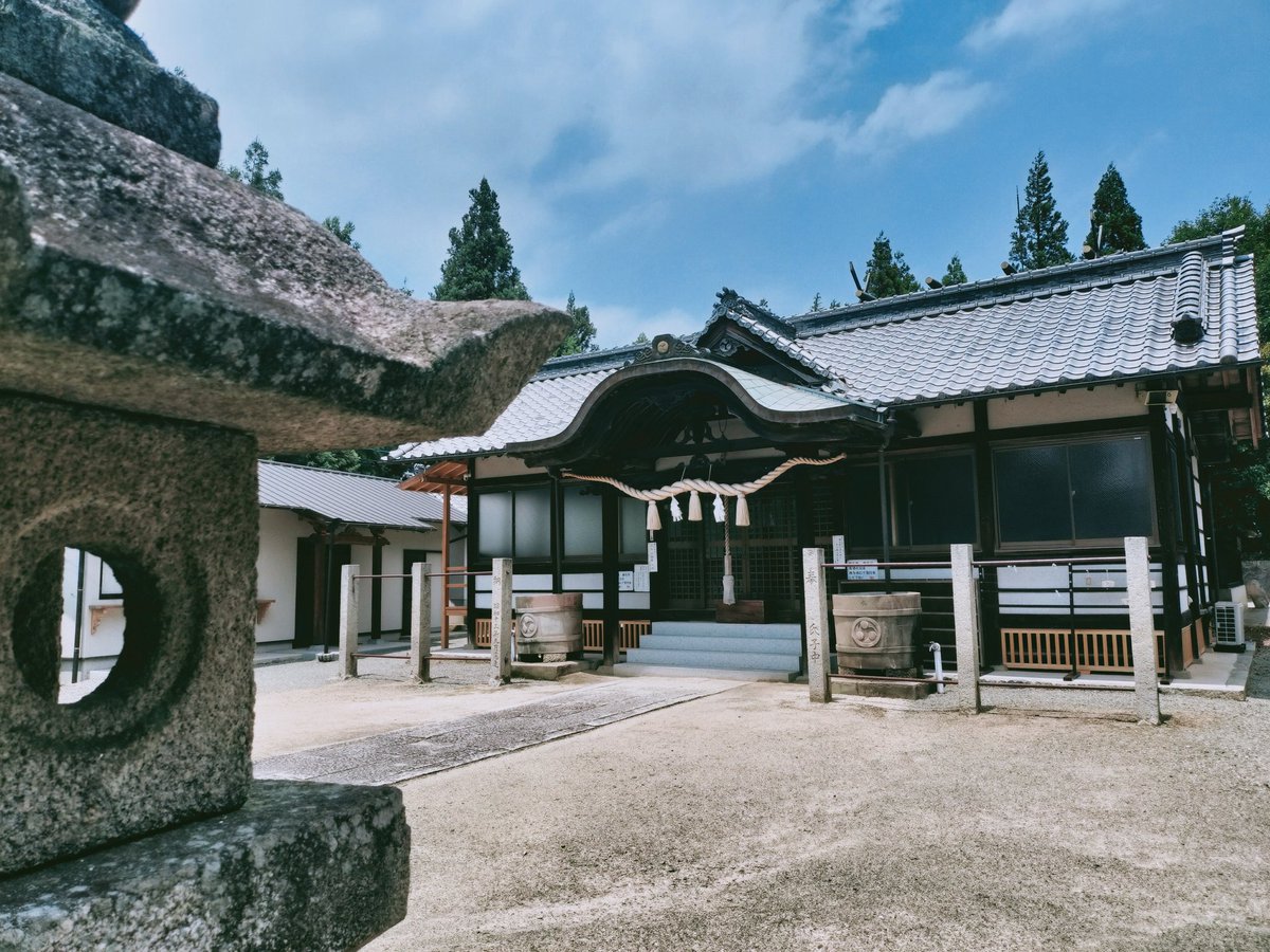 神主というお仕事⛩️
神主は祭典奉仕、ご祈祷、清掃、事務作業、書道、社頭講話、広報活動など、神主の仕事は本当に多岐にわたります、力仕事も多く体力も必要です💪
それだけに、とても大きなやりがいを感じるお仕事です🧹✨
これから神主を目指す皆さんは体力づくりも欠かせませんね😆！