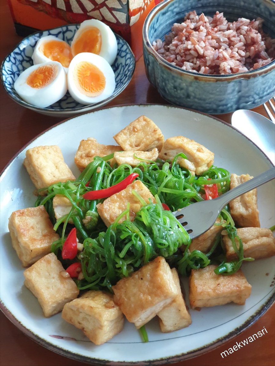 KwansriR's tweet image. ผัดดอกหอม...เปลี่ยนวิธีจัดการดอกหอมเอามาริ้วเป็นเส้นๆ ผัดกับเต้าหู้..มีความกรอบ หวานเหมือนเดิม ดีงามมากๆเลยจ้า😋