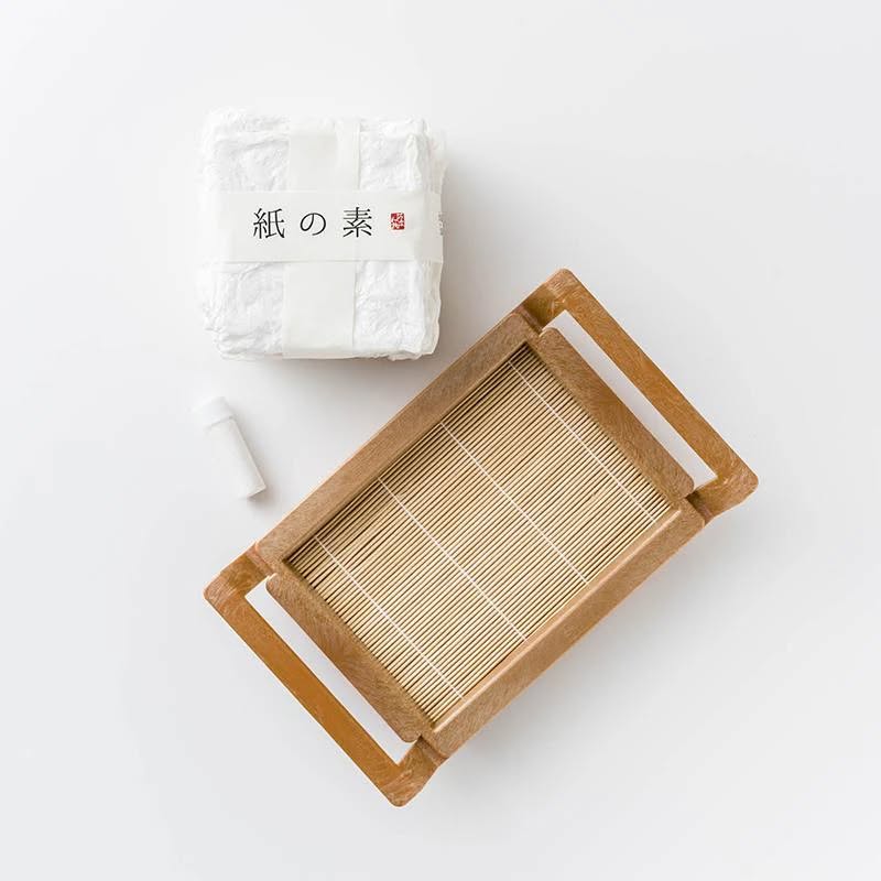 AwagamiFactory's tweet image. ご自宅で紙すきができるキットや道具、材料を取り揃えています。
初心者の方は説明書がついた紙すきキット、本格的に紙すきに取り組みたい方には大きな簀桁(すけた)や煮熟前の原料等もございます。ぜひ紙すきを楽しんでくださいね!
夏休みの自由研究や工作にもおすすめです。
awagami.jp/collections/ma…