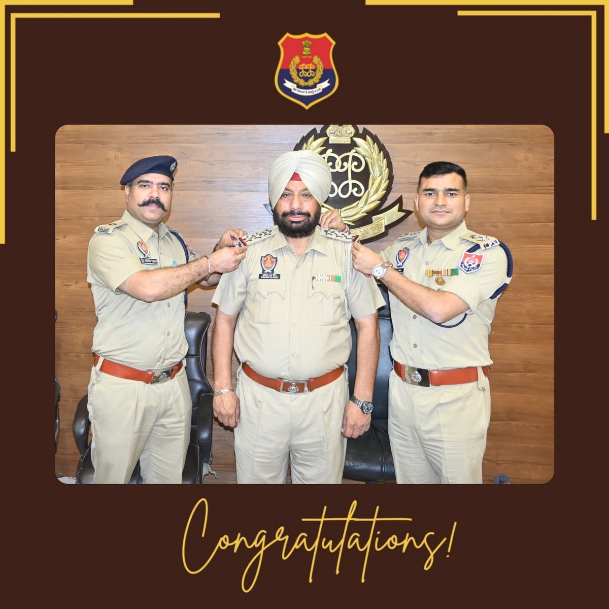 PP_Hoshiarpur's tweet photo. SSP Hoshiarpur, along with SP Investigation, congratulated Surinderpal Singh on his promotion as Inspector and pinned the stars on his shoulders.
#Promotion #Congratulations #StarsOfService #PoliceHonour https://t.co/jvhp7MQZcM