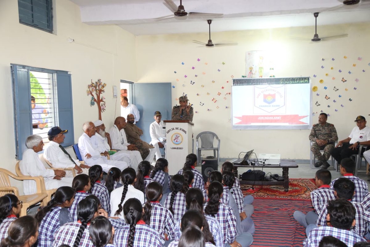 SWComd_IA's tweet photo. 🚩 Bridging Uniforms with Young Minds.
The #BlazingArrows Brigade of the #DotOnTarget Division conducted an inspiring Student Outreach Programme at Govt Higher Secondary School, Jawa, Charkhi Dadri under #SSSOC of  #SaptaShaktiCommand.

Igniting patriotism. Inspiring #FutureLeaders.

#IndianArmy 🇮🇳

@adgpi
@HQ_IDS_India
@SpokespersonMoD
@PRODefRjsthn
@KSBSectt
@IAF_MCC
@indiannavy
@westerncomd_IA
@NorthernComd_IA
@suryacommand
@IaSouthern
@artrac_ia
@easterncomd
@DelhiArea_IA
@RRIAOFFICIAL
@official_dgar
@PRODefRjsthn