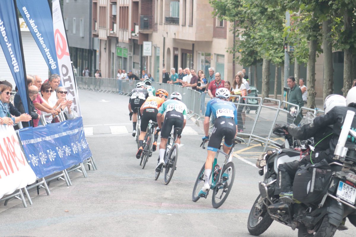 Ordiziako Klasikoa - Clásica de Ordizia (@pvok_) on Twitter photo 🔁 Segunda vuelta completada en Ordizia
Tenemos grupo cabecero destacado del pelotón:
🚴♂️ José María García, Ibon Ruiz y Mikel Bizkarta lideran la carrera tras pasar de nuevo por Ordizia.
¡El pelotón les sigue de cerca, pero de momento mandan ellos! 🔥
#KlasikaOrdizia <a href="/ruralkutxa/">Rural Kutxa</a> 🔁 Segunda vuelta completada en Ordizia
Tenemos grupo cabecero destacado del pelotón:
🚴♂️ José María García, Ibon Ruiz y Mikel Bizkarta lideran la carrera tras pasar de nuevo por Ordizia.
¡El pelotón les sigue de cerca, pero de momento mandan ellos! 🔥
#KlasikaOrdizia <a href="/ruralkutxa/">Rural Kutxa</a>