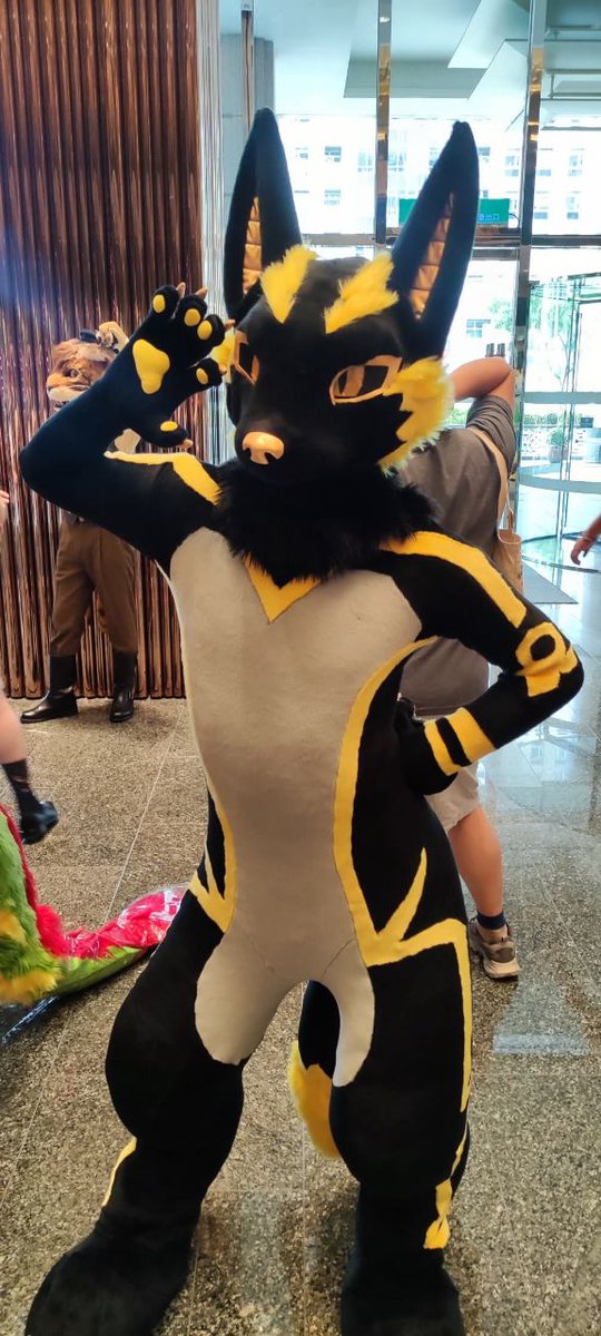 AnubisFurdance's tweet image. 欸黑OuO/
新毛的第一個毛五

First Fursuit Friday with the new suit!

📷：Vicsel Robinson
🧵： @KMN_NANO
#fursuitfriday #furryfriday #2025UTFG #阿努剃毛了