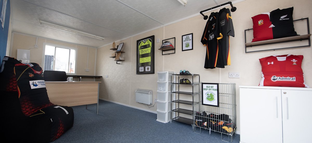 dragonsrfc's tweet image. โป๏ธ๐๐๐ข ๐๐จ๐ | Making strides towards a more sustainable future! Dragons RFC have officially opened a new Eco Hub and Cycle Storage Unit at @rodneyparade ๐
โถ๏ธ shorturl.at/9RIkn
To learn more & get involved โก๏ธdavid.watts@dragonsrfc.wales
#WeAreGwentRugby