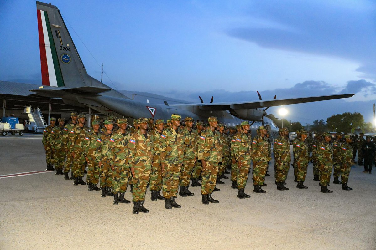 PrimatureHT's tweet image. COMMUNIQUÉ DE PRESSE
Le Premier ministre salue le départ historique de 150 militaires haïtiens, dont 15 femmes, pour une formation stratégique au Mexique
Port-au-Prince, le 24 juillet 2025 – Le Premier ministre de la République, Son Excellence Monsieur Didier Fils-Aimé, a pris…