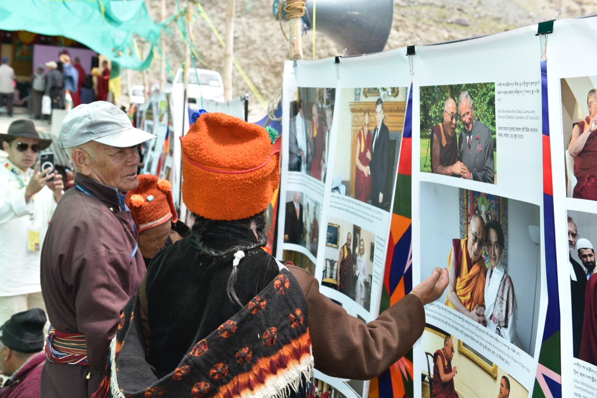 tibetdotcom's tweet image. 藏人行政中央外交與部下屬西藏博物館於 7 月 24 日在印度中央直轄區拉達克藏斯卡地區的喀夏行宮前舉辦了巡迴展覽,藏傳佛教格魯派夏巴曲傑仁波切親臨活動並為展覽揭幕。…