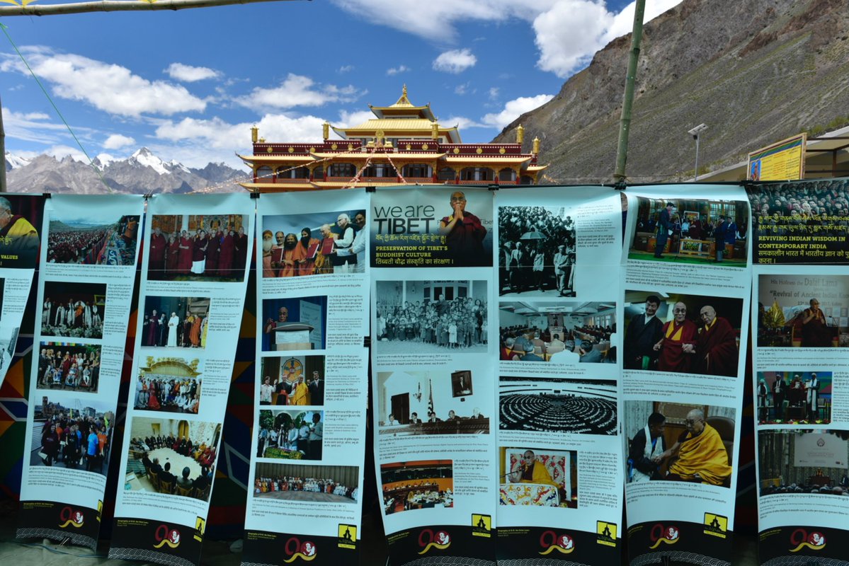 tibetdotcom's tweet image. 藏人行政中央外交與部下屬西藏博物館於 7 月 24 日在印度中央直轄區拉達克藏斯卡地區的喀夏行宮前舉辦了巡迴展覽,藏傳佛教格魯派夏巴曲傑仁波切親臨活動並為展覽揭幕。…