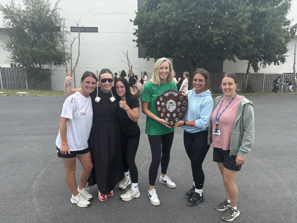 Ysgol Llwyn yr Eos (@llwynyreos) on Twitter photo Wythnos ers diwrnod olaf plant #llyeblwyddyn6 A week since the last day of primary school. All staff would like to wish the best to every pupil moving up to <a href="/PenglaisSchool_/">PenglaisSchool_</a>
I nearly forgot - Well done to the staff for beating year 6 in the football tournament! #unbeaten Wythnos ers diwrnod olaf plant #llyeblwyddyn6 A week since the last day of primary school. All staff would like to wish the best to every pupil moving up to <a href="/PenglaisSchool_/">PenglaisSchool_</a>
I nearly forgot - Well done to the staff for beating year 6 in the football tournament! #unbeaten