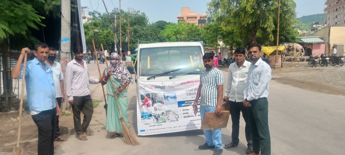 nagar_jaipur's tweet image. 🧼 सफाई अपनाओ, बीमारी भगाओ
वार्ड 22 (दशहरा कोटि–हाजरी गाह) में विशेष सफाई अभियान चलाया गया। GVP प्वाइंट हटाया गया, स्वास्थ्य निरीक्षक व PIU टीम रही मौजूद।
#GVPRemoval #SafaiApnaoBimariBhagao
@SwachhBharatGov | @MoHUA_India
@SmdsbmU. | @PMU_SBM_RAJ | @LSG_Rajasthan