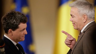 DEXVirus's tweet image. În "România onestă",este absolut normal ca un Vicepremier să dea șpagă în formă continuată,fără să plătească nimic.
"Timp de 8 ani, în perioada 2009-2017, companiile vicepremierului Dragoș Anastasiu au mituit un inspector ANAF pentru a nu avea probleme la controale, potrivit unei…