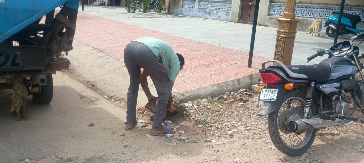nagar_jaipur's tweet image. 🧼 सफाई अपनाओ, बीमारी भगाओ
वार्ड 22 (दशहरा कोटि–हाजरी गाह) में विशेष सफाई अभियान चलाया गया। GVP प्वाइंट हटाया गया, स्वास्थ्य निरीक्षक व PIU टीम रही मौजूद।
#GVPRemoval #SafaiApnaoBimariBhagao
@SwachhBharatGov | @MoHUA_India
@SmdsbmU. | @PMU_SBM_RAJ | @LSG_Rajasthan