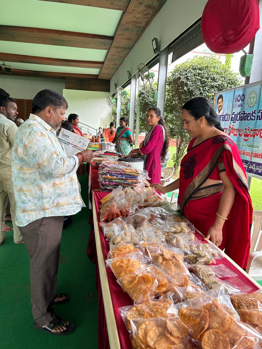 nagaram_mcpl's tweet image. Day 54
Street Food Festival showcased diverse dishes by SHG women, highlighting their culinary talents and promoting their local entrepreneurial initiatives.
#TelanganaRising
#OkaMarpu_AbhivrudhikiMalupu
#TG100DaysActionPlan