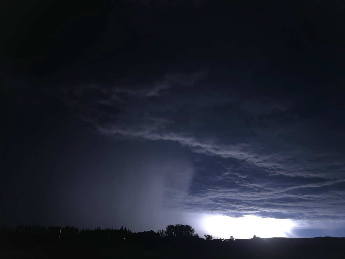 FlatlanderHank's tweet photo. #HailCore at 3:10AM, near Maidstone Saskatchewan Canada.
I was driving through a mixture of rain and hail near the river bridge at 3AM.
#SKstorm https://t.co/mPl6jsFZaB